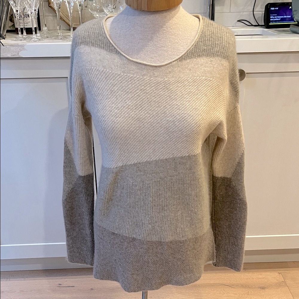 VGUC White + Warren cream and shades of oyster 100% cashmere sweater